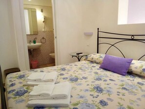 Basic Double Room | 1 bedroom, in-room safe, desk, cribs/infant beds - Affittacamere Sull'Arco (Monterosso al Mare)