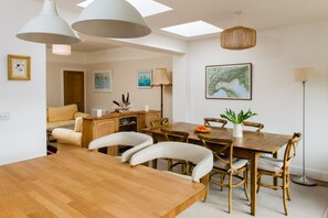 Deluxe-Apartment, 3 Schlafzimmer, Gartenblick | Essbereich im Zimmer