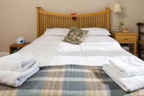 Deluxe Apartment, 3 Bedrooms, Garden View | Individually decorated, individually furnished, iron/ironing board - Luxury Escape with Garden and Parking (Edinburgh)