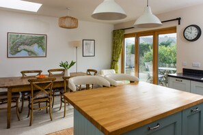 Deluxe Apartment, 3 Bedrooms, Garden View | In-room dining - Luxury Escape with Garden and Parking (Edinburgh)