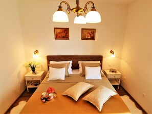 4 bedrooms, iron/ironing board, WiFi, bed sheets