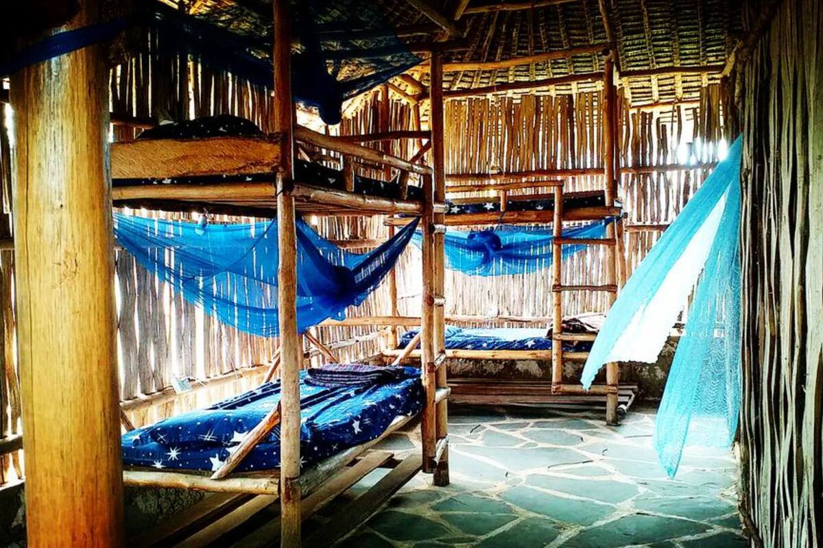 Dortoir Partagé, femmes uniquement (Sleeps 6) | Literie de qualité supérieure, matelas mémoire de forme, bureau