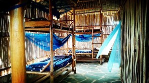 共用宿舍, 僅限女士 (Sleeps 6) | 高級寢具、記憶床墊、書桌、隔音