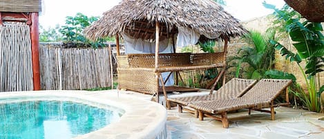 Piscina externa, espreguiçadeiras