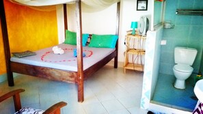 Quarto casal, banheiro privativo | Roupas de cama premium