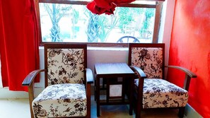 Quarto casal, banheiro privativo | Área de estar | TV de tela plana