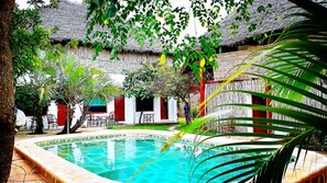 Outdoor pool, sun loungers - Diani Hostel (Diani Beach)
