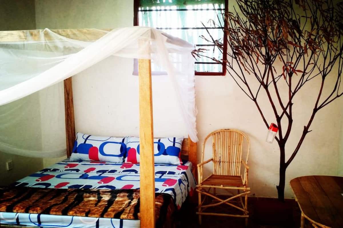 Chambre Simple, salle de bains commune | Literie de qualité supérieure, matelas mémoire de forme, bureau