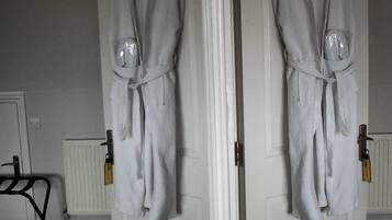 Double Room, Ensuite (Yew 2nd floor) | Soundproofing, free WiFi, bed sheets