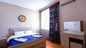 Quarto quádruplo superluxo, vista para a cidade | Roupas de cama premium, edredons de pluma, camas com colchões pillow-top