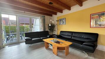 House (Zum Hallenbad 19) | Living area | TV
