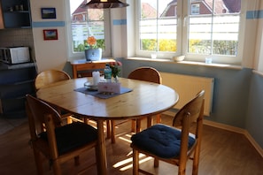 Ferienhaus (Zum Hallenbad 19) | Essbereich im Zimmer