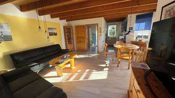 House (Zum Hallenbad 19) | Living area | TV