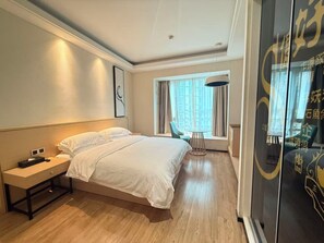 双人房 | 高档床上用品、加厚床垫、特色装修、办公桌