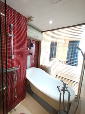 Deluxe Suite | Bathroom | Separate tub and shower, rainfall showerhead, free toiletries - Bs Service Apartment Hotel (Shanghai)