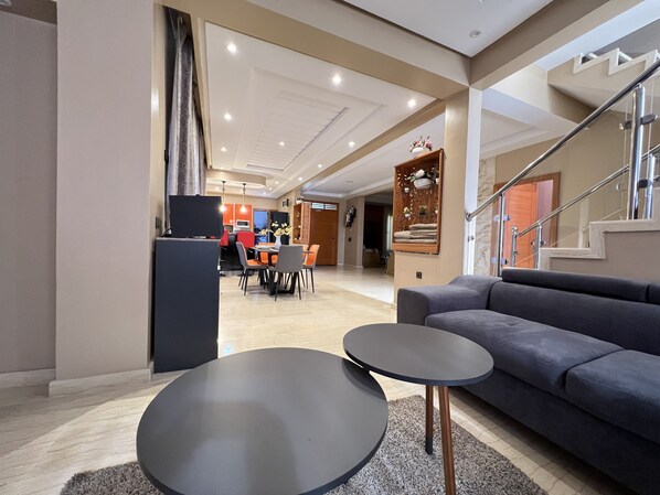 المنشأة من الداخل