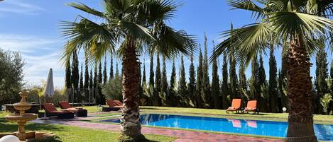 Una piscina al aire libre, una piscina climatizada