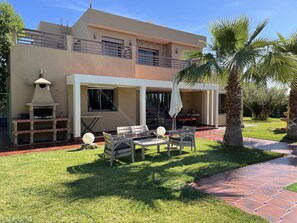 تناول الطعام بالخارج