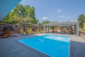 Piscine extérieure, chaises longues