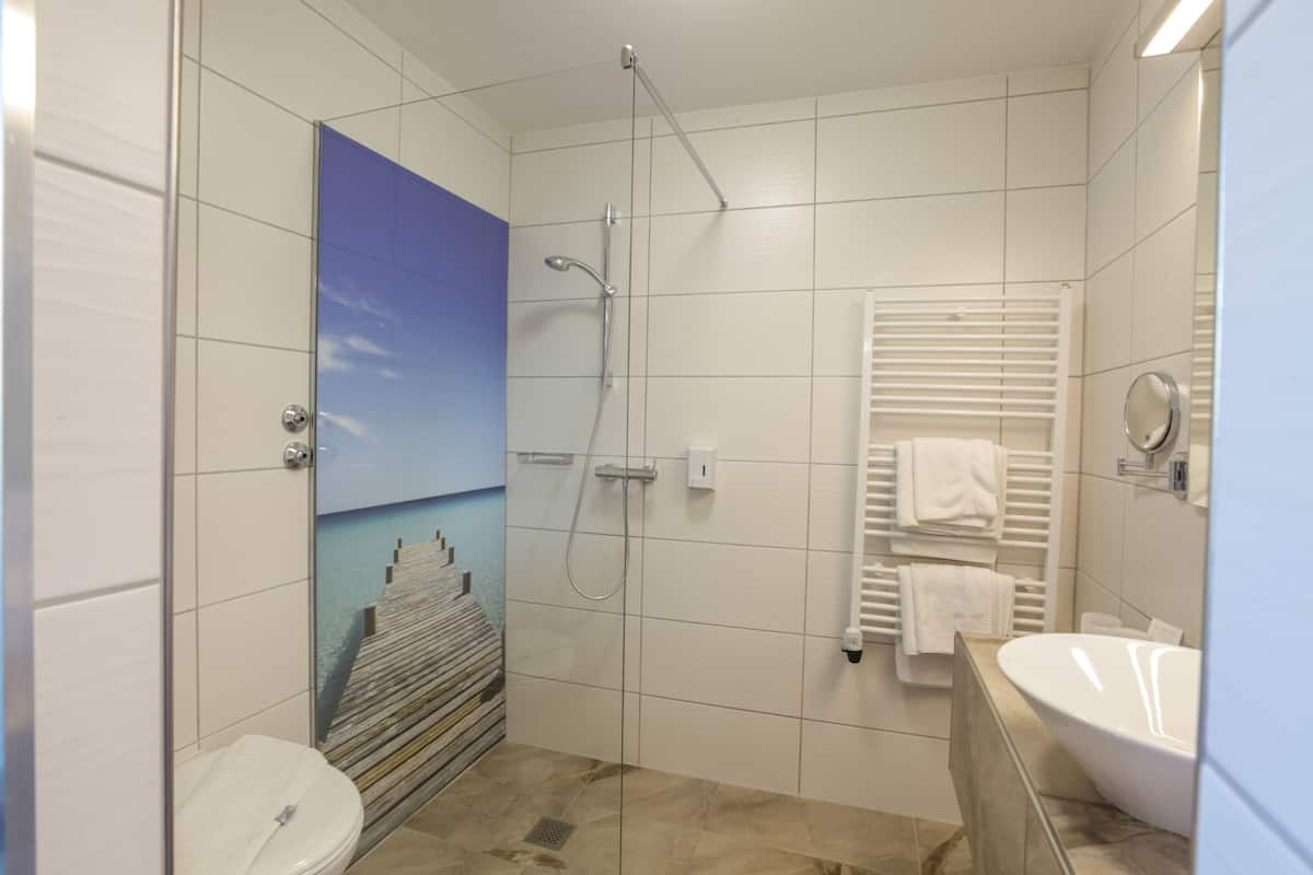 deluxe double room | bathroom | shower, free toiletries, towels, soap