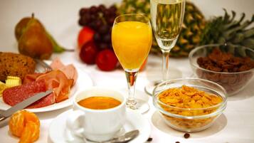 Une table dressée pour le petit-déjeuner, avec divers aliments et boissons.