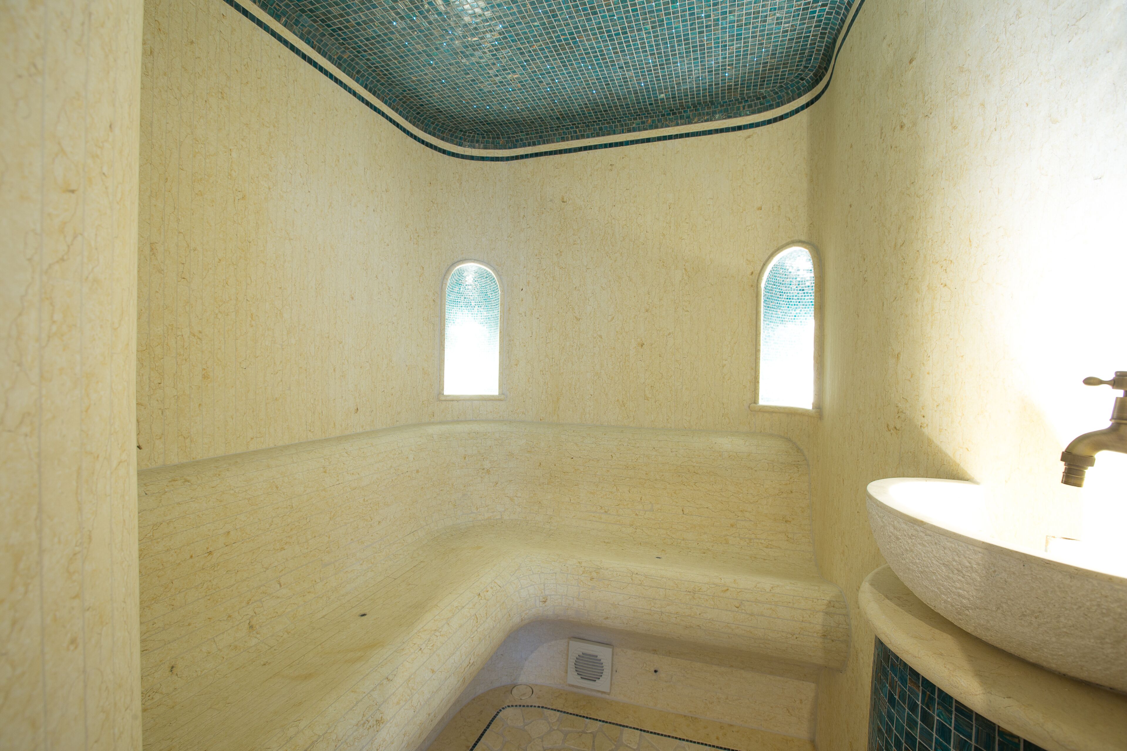 Sauna, steam room, 1 treatment room, massages
