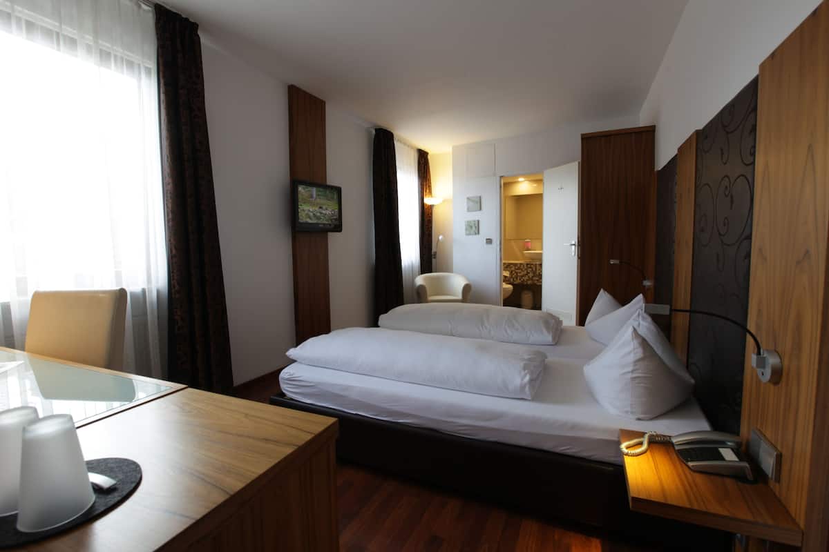 comfort double room | 1 bedroom, minibar, desk, blackout curtains