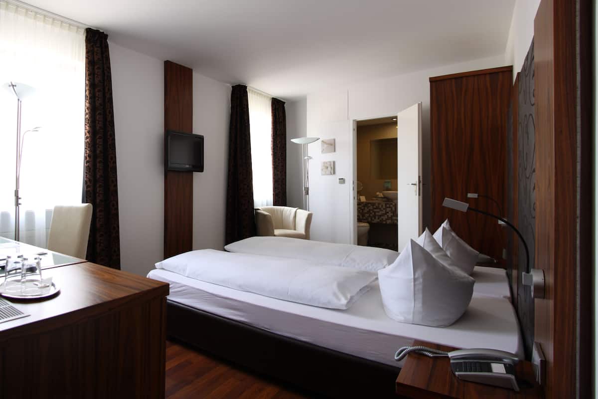 comfort double room | 1 bedroom, minibar, desk, blackout curtains