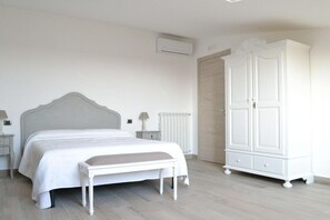1 bedroom, desk, soundproofing, rollaway beds