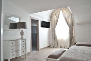 Deluxe-Dreibettzimmer | Schreibtisch, schallisolierte Zimmer, Zustellbetten, kostenloses WLAN