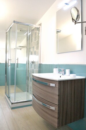 Deluxe Double or Twin Room | Bathroom
