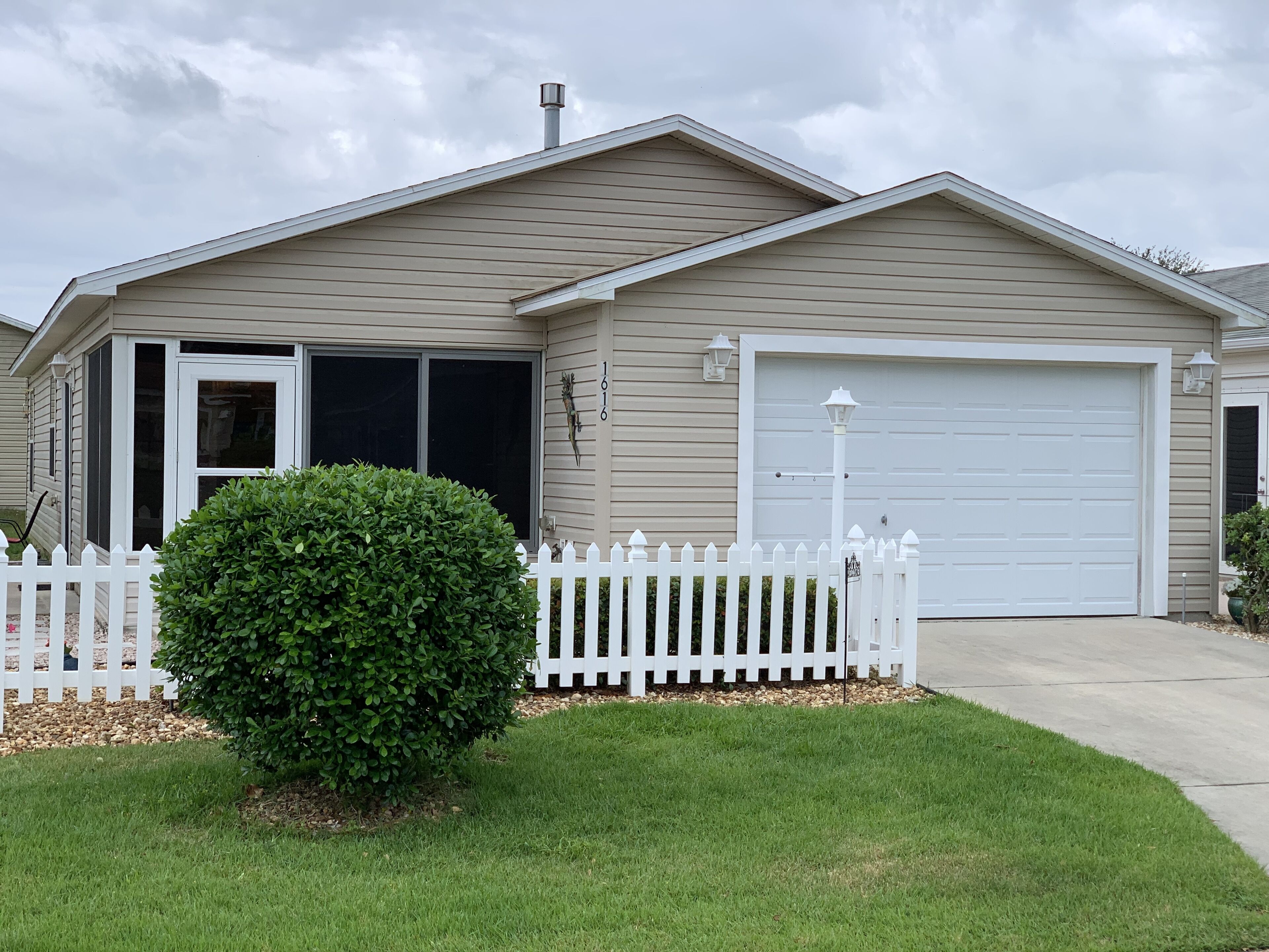 COZY HOME BETWEEN LAKE SUMTER AND BROWNWOOD SQUARE!