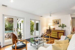 Smart-TV, Kamin, DVD-Player, Bücher