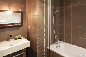 Rainfall showerhead, free toiletries, hair dryer, towels - Hotel La Chaumiere (Quillan)