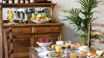 每日供應吃到飽早餐 (每人 EUR12)