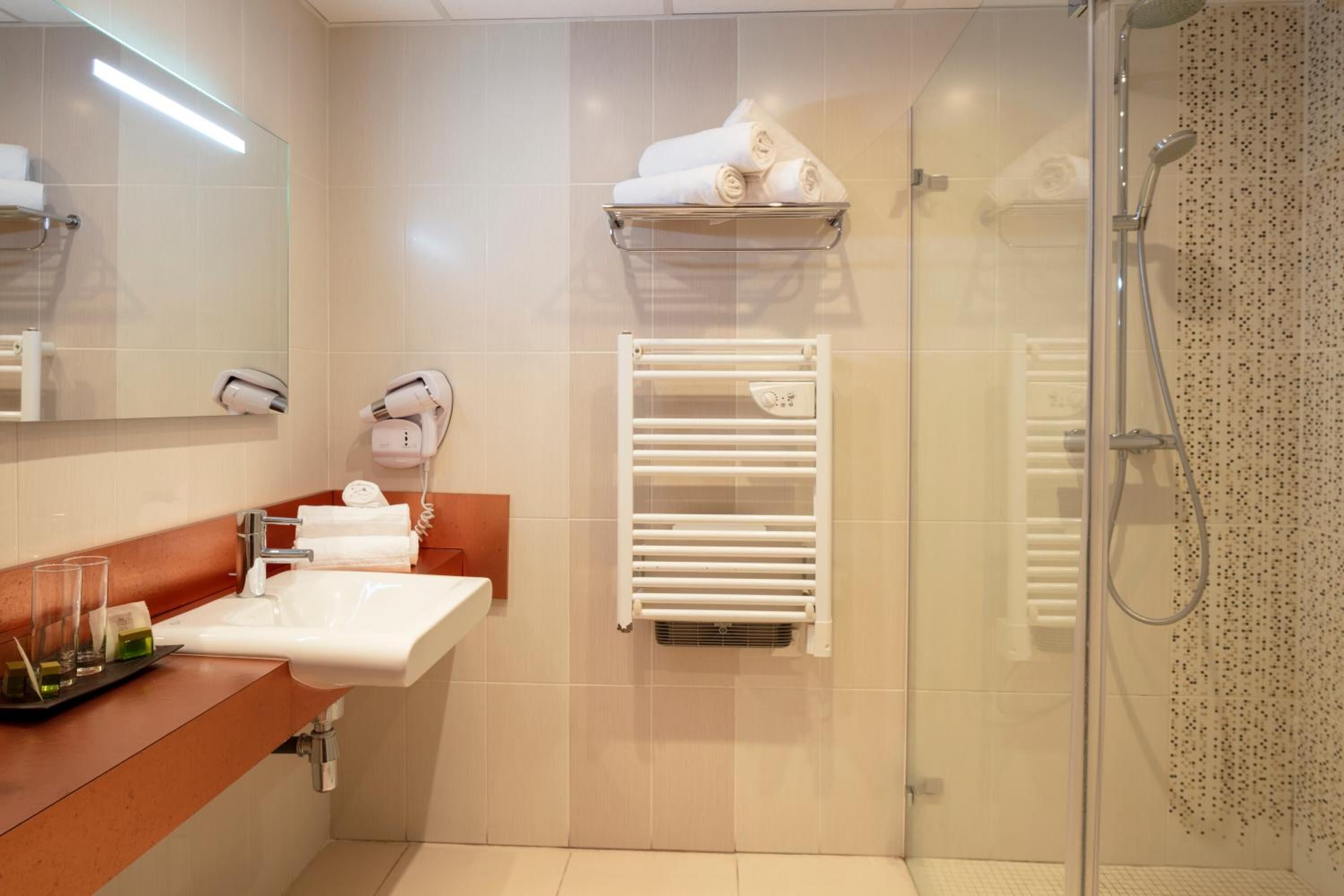 rainfall showerhead, free toiletries, hair dryer, towels