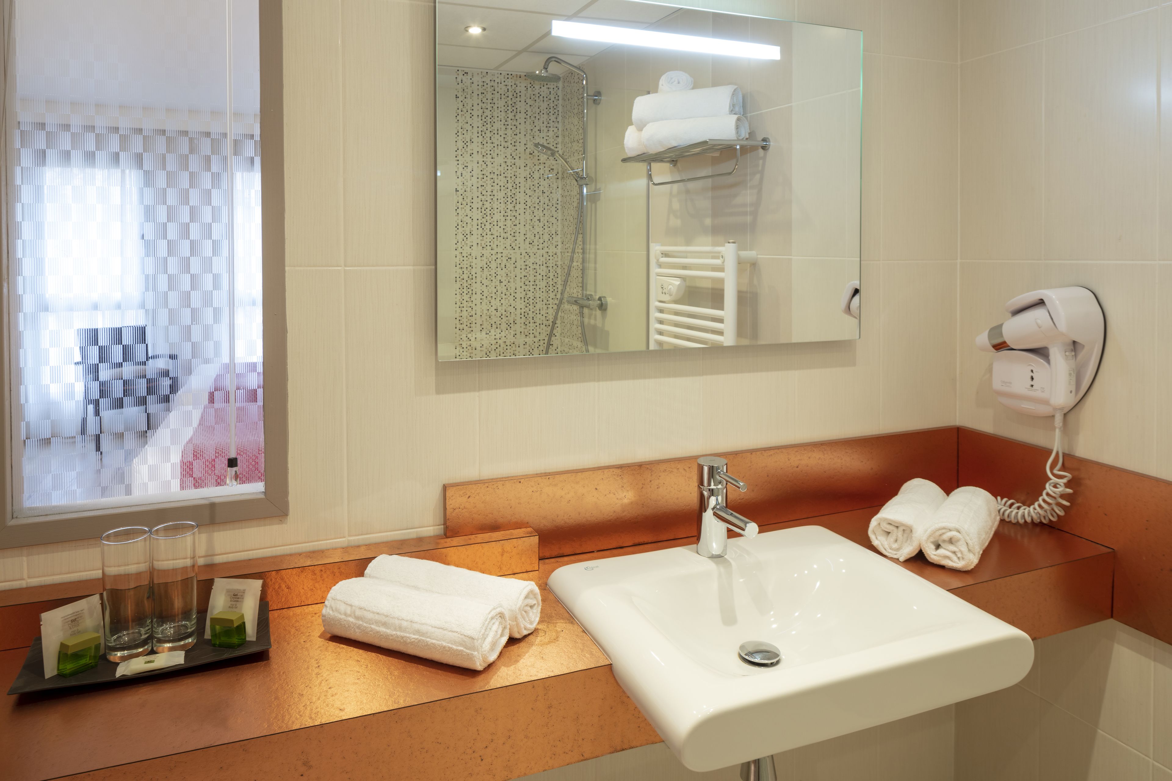 rainfall showerhead, free toiletries, hair dryer, towels