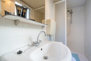 ラグジュアリー モバイルホーム | バスルーム | シャワー、タオル、トイレットペーパー