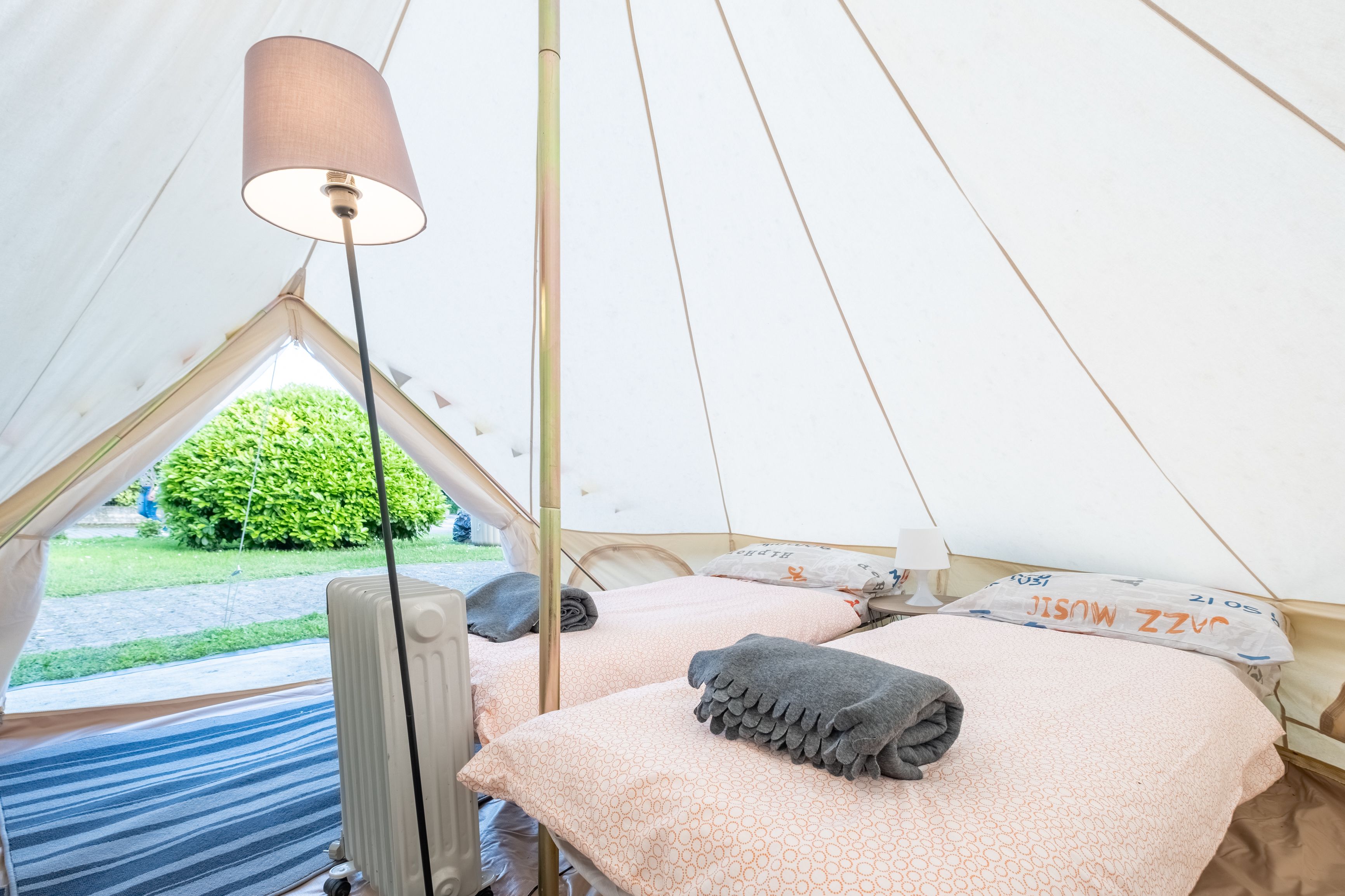 Tenda | Una scrivania, lenzuola