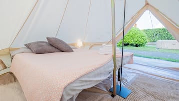 Tenda | Meja kerja dan seprai linen