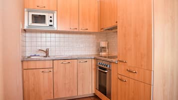 Apartment, 3 Schlafzimmer, Balkon (Typ D) | Eigene Küche | Großer Kühlschrank, Mikrowelle, Ofen, Herdplatte