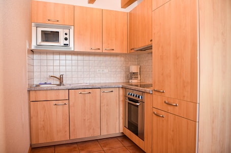 Refrigerador con freezer, microondas, horno, placa de cocina