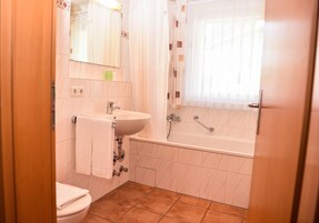 Un baño con inodoro, lavabo y bañera.