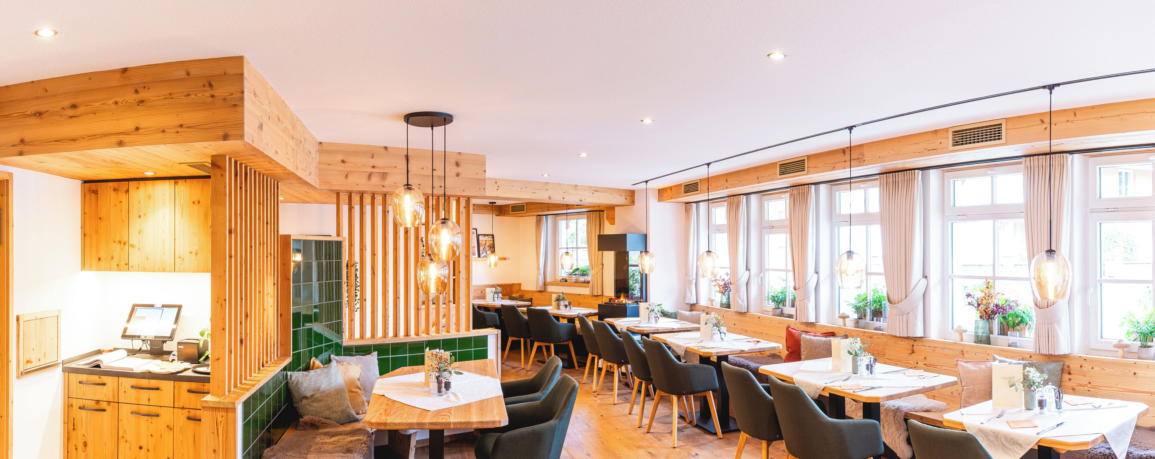 朝食、ランチ、ディナーに営業