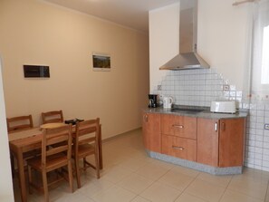 Refrigerador, microondas, parrilla de estufa y cafetera y tetera 