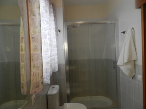 Séchoir à cheveux, serviettes fournies, savon, shampooing