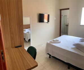 Desk, laptop workspace, free WiFi, bed sheets - Hotel Paulista (Sao Jose do Rio Pardo)