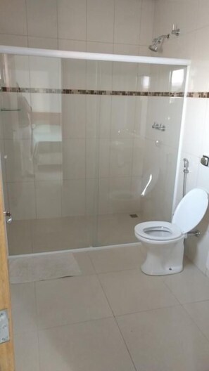 Apartamento superior | Baño | Ducha y toallas