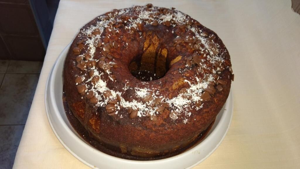 Un gâteau en forme de couronne sur une assiette blanche.