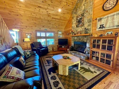 Sunrise Sensation - Great Views, Hot Tub, Gameroom, Close to Town, WIFI, Covered Porch